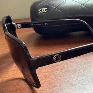 CHANEL Elegant Black Sunglasses